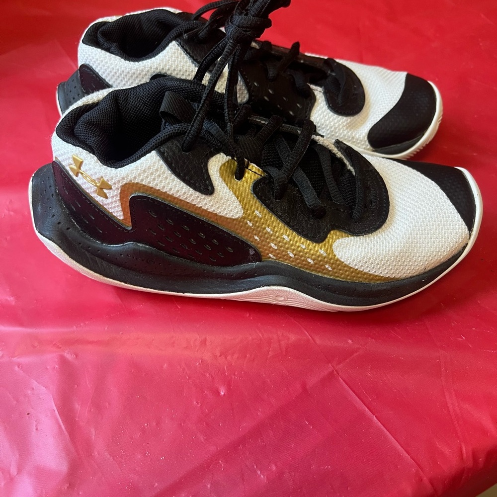 Boys Under Armour Basketball Shoes